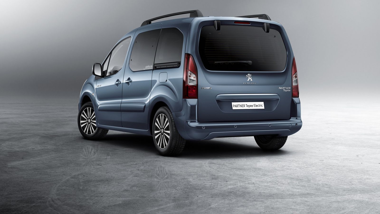 Η Peugeot υπόσχεται πως το ηλεκτρικό Partner Tepee θα σας κοστίζει 30% φθηνότερα σε σχέση με το αντίστοιχο μοντέλο με κινητήρα εσωτερικής καύσης. Οι π